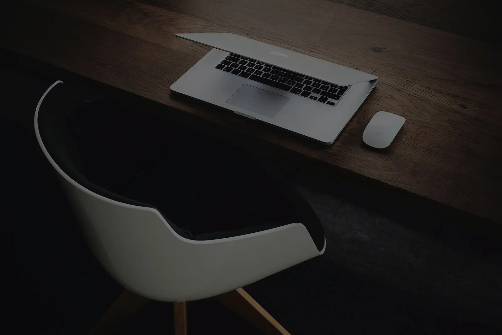 Professioneller Arbeitsplatz der Werbeagentur eCHROMON Design für Grafikdesign und Marketing